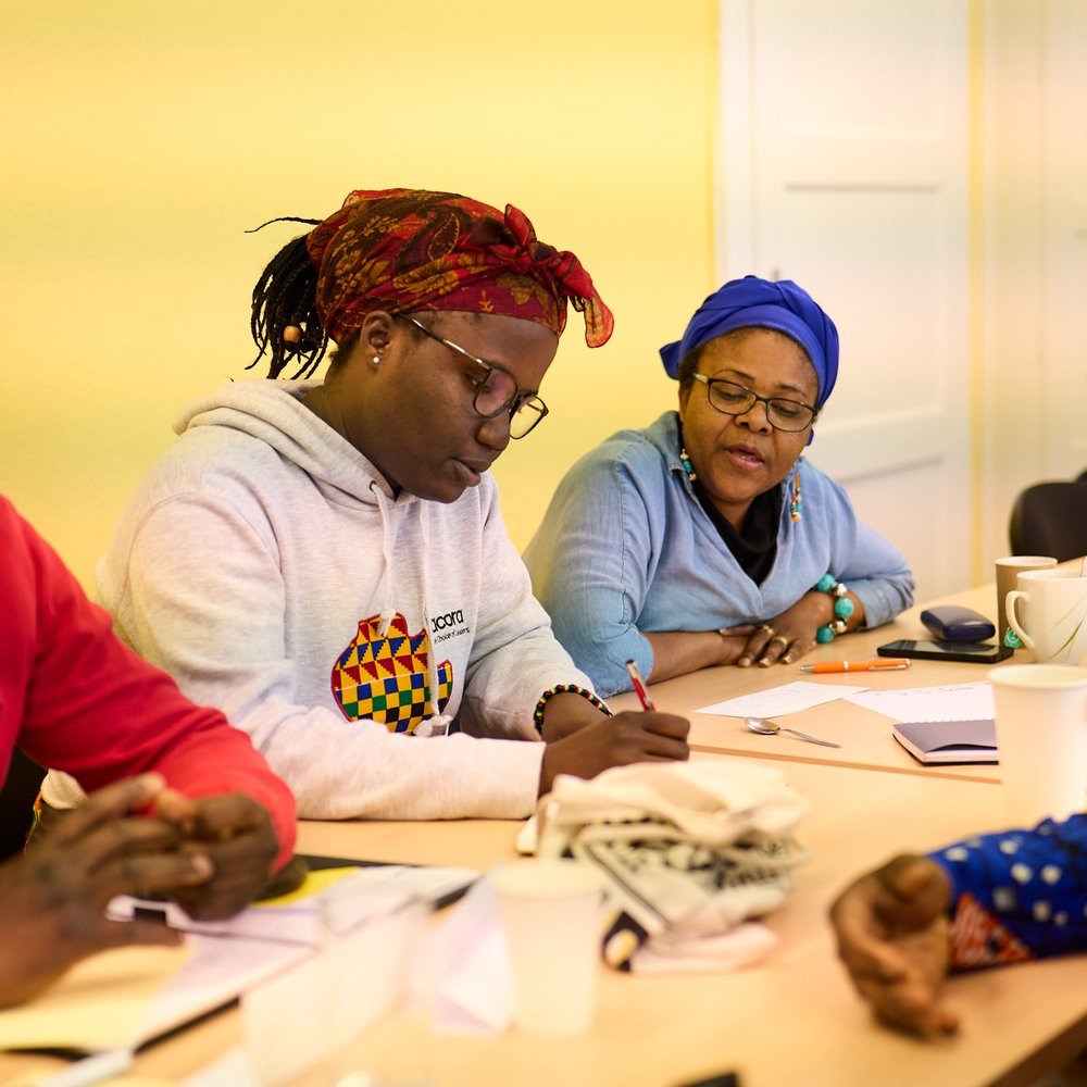Zwei Menschen sitzen am Tisch und beraten