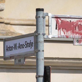 Ein Straßenschild das die gesellschaftlichen Prozesse kolonialer Spuren und den Umgang damit symbolisiert.