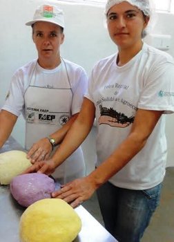 2 Frauen kneten Teig