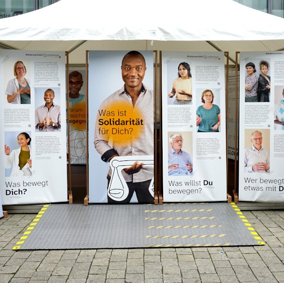 Die Ausstellungsbanner der Ausstellung vor einem Pavillon