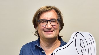 Ein Portrait von Barthel Pester mit blauen Hemd