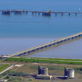 Die Umschlaganlage Voslapper Groden zum LNG-Terminal Wilhelmshaven, gebaut im Jahr 2022. Die Aufnahme zeigt den Bereich im Jahr 2012, als die Anlage noch nicht für LNG-Nutzung umgerüstet war.