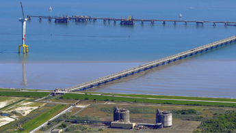 Die Umschlaganlage Voslapper Groden zum LNG-Terminal Wilhelmshaven, gebaut im Jahr 2022. Die Aufnahme zeigt den Bereich im Jahr 2012, als die Anlage noch nicht für LNG-Nutzung umgerüstet war.