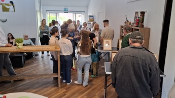 Menschen schauen sich die Regional Checker Ausstellung an