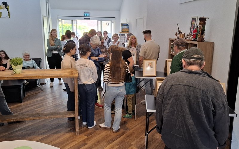 Menschen schauen sich die Regional Checker Ausstellung an