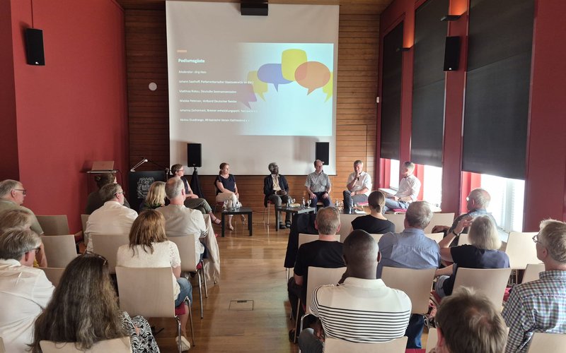 Podiumsdiskussion mit Teilnehmenden zu Menschenrechte auf der See