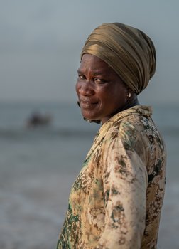 Ganzkörperfoto von Diaba Diop an der Küste Senegals 