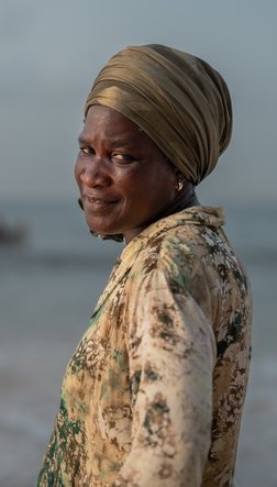 Ganzkörperfoto von Diaba Diop an der Küste Senegals 