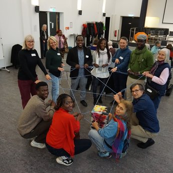 Eine Ausstellung über den Kolonialismus in Form einer Tischdecke. Im Fokus ist ein Beitrag über Anton Wilhelm Amo