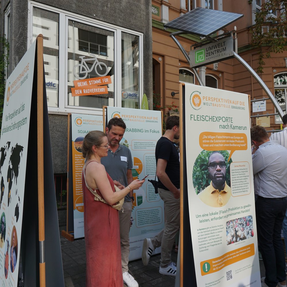Menschen sehen sich die Weltbaustelle Ernährung Ausstellung an