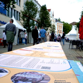 Eine Ausstellung über den Kolonialismus in Form einer Tischdecke. Im Fokus ist ein Beitrag über Anton Wilhelm Amo