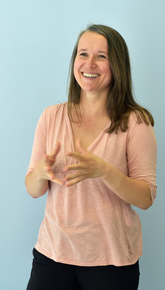 weibliche Mitarbeiterin lächelt