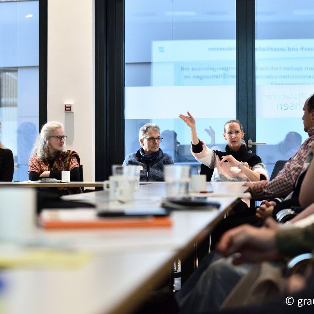 In einem Workshop diskutieren Teilnehmende