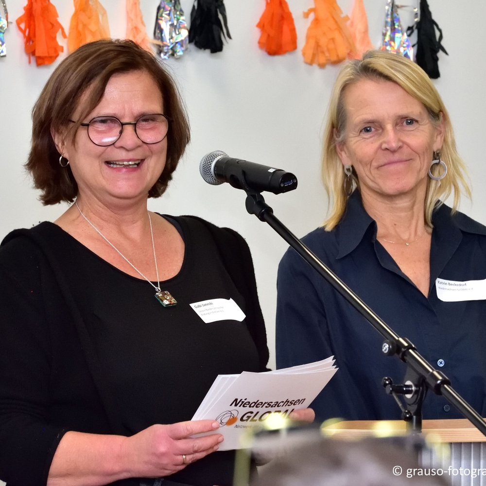 Gabriele Janecki und Katrin Beckedorf bei der Begrüßung der Gäste
