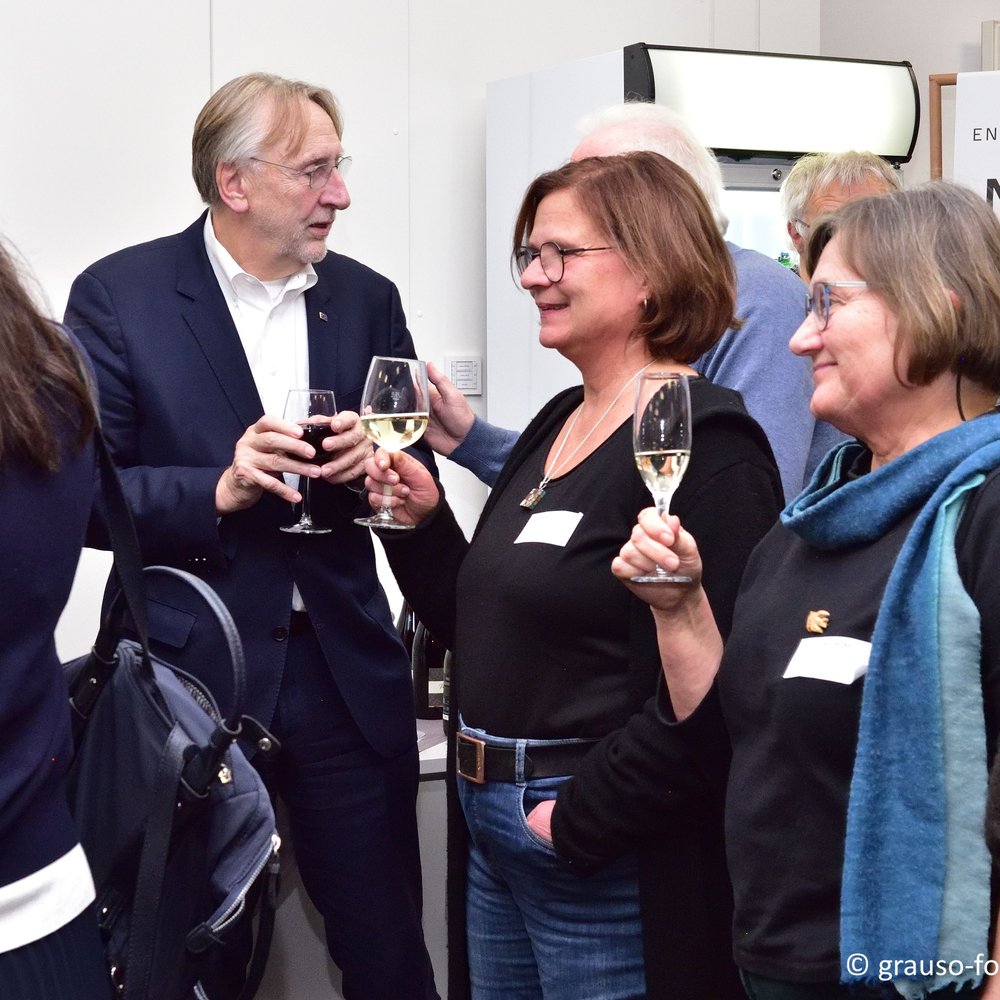 Menschen stehen im Kreis und unterhalten sich