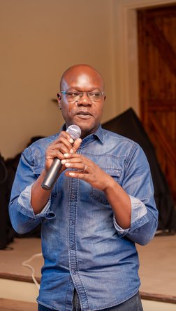 Ein Mann aus Malawi mit Mikrofon