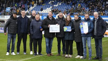 Die zehn Vertreter des SV Meppen und des Kreissportbundes Emsland lächeln in die Kamera und präsentieren eine Urkunde.