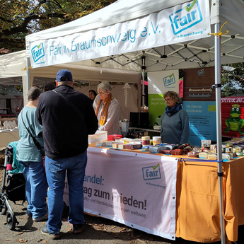 Stand des Vereins "Fair in Braunschweig" beim Nachhaltigkeitsmarkt in Braunschweig