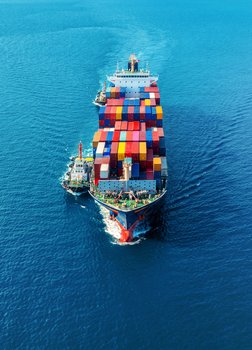 Containerschiff aus der Vogelperspektive auf dem offenen Meer