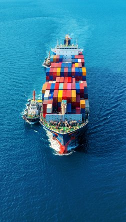 Containerschiff aus der Vogelperspektive auf dem offenen Meer