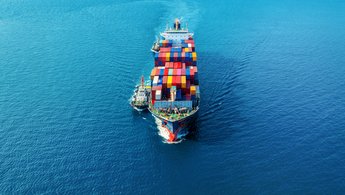 Containerschiff aus der Vogelperspektive auf dem offenen Meer