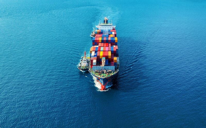 Containerschiff aus der Vogelperspektive auf dem offenen Meer