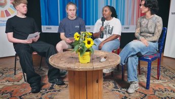 zwei männliche weiße Schüler von der Freien Waldorfschule Oldenburg interviewen die zwei ASA Frauen zu ihrem Projekt