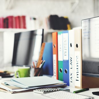 Bürotisch mit Ordnern