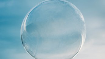 Eine Seifenblase vor einem blauen Himmel