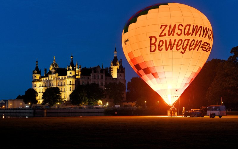 Heißluftballon vor dem Landtag
